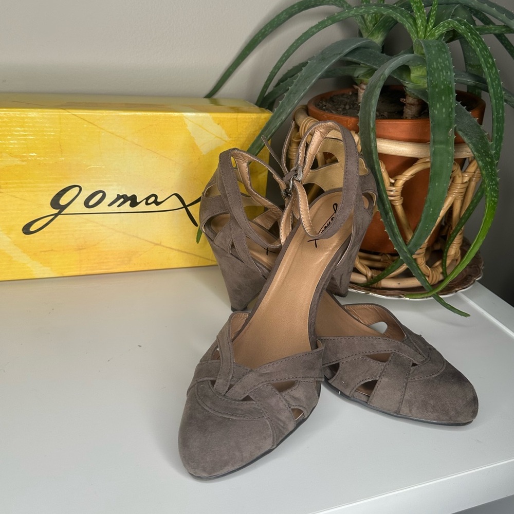 Gomax DUNGA-30 Taupe Suede Strappy Heels Size 10